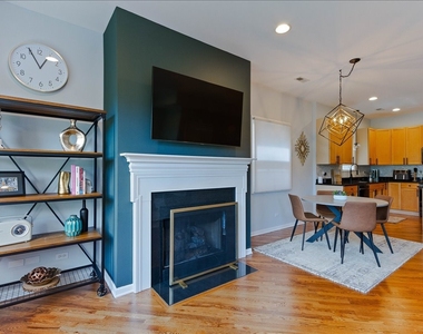 7028 N Ridge Boulevard - Photo Thumbnail 3