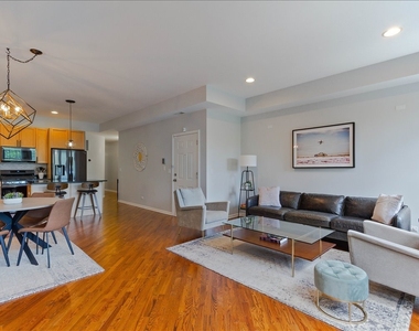 7028 N Ridge Boulevard - Photo Thumbnail 1