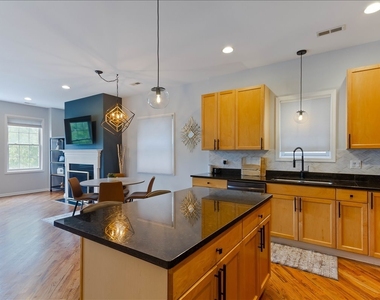 7028 N Ridge Boulevard - Photo Thumbnail 6