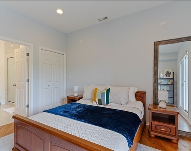 7028 N Ridge Boulevard - Photo Thumbnail 9