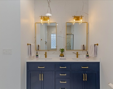 7028 N Ridge Boulevard - Photo Thumbnail 10