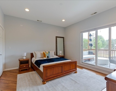 7028 N Ridge Boulevard - Photo Thumbnail 7