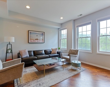 7028 N Ridge Boulevard - Photo Thumbnail 2