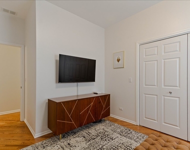7028 N Ridge Boulevard - Photo Thumbnail 15