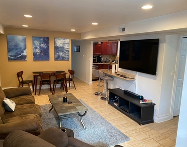2652 N Wilton Avenue - Photo Thumbnail 3