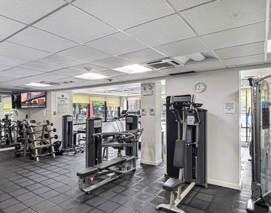 3930 N Pine Grove Avenue - Photo Thumbnail 11