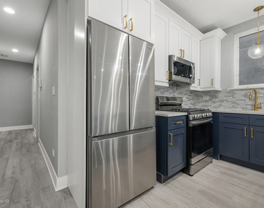 1241 S Fairfield Avenue - Photo Thumbnail 7
