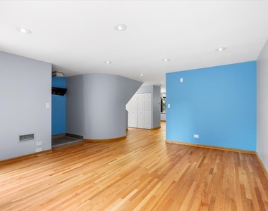 801 S Plymouth Court - Photo Thumbnail 4
