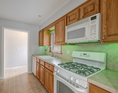 384 S Wolf Road S - Photo Thumbnail 9
