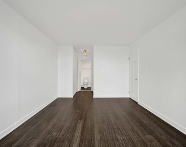 3930 N Pine Grove Avenue - Photo Thumbnail 20