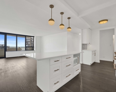 3930 N Pine Grove Avenue - Photo Thumbnail 14