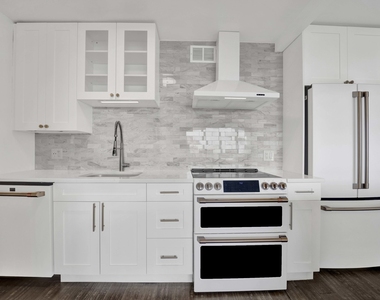 3930 N Pine Grove Avenue - Photo Thumbnail 16