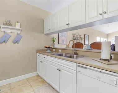 4546 Se 6th Place - Photo Thumbnail 5
