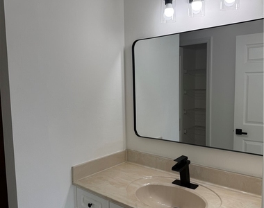 208 Homer Avenue S - Photo Thumbnail 11