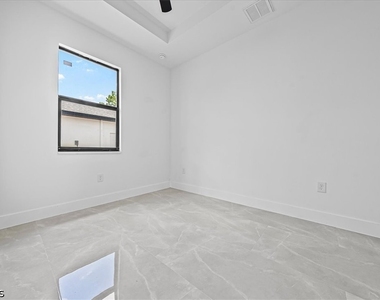 2129 Fairway Drive - Photo Thumbnail 12