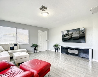 4928 Sw 16th Place - Photo Thumbnail 6