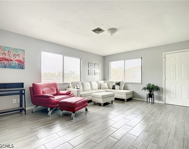 4928 Sw 16th Place - Photo Thumbnail 8