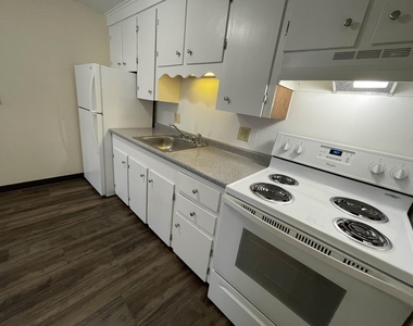 93 West - Photo Thumbnail 4
