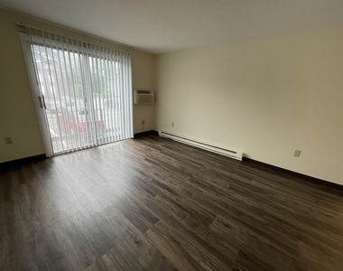 93 West - Photo Thumbnail 11