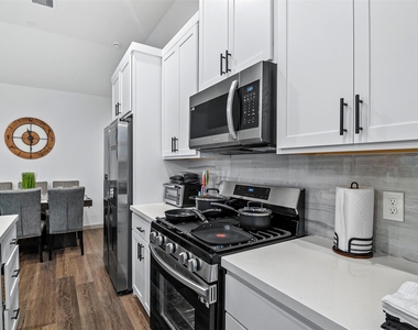 829 N Emile Street - Photo Thumbnail 31