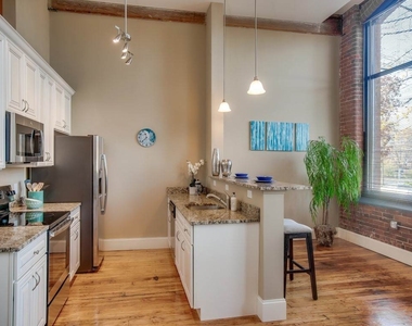 222 West - Photo Thumbnail 4
