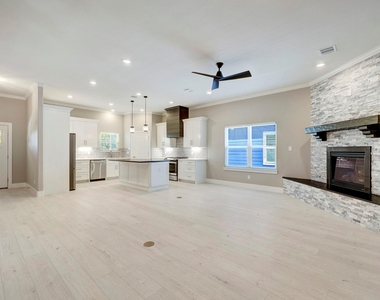 213 West - Photo Thumbnail 12