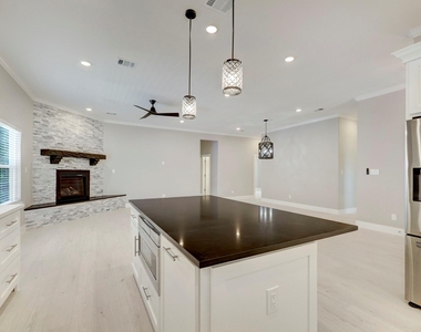 213 West - Photo Thumbnail 15