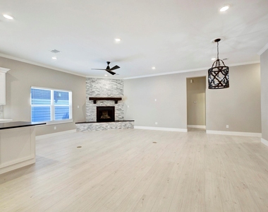 213 West - Photo Thumbnail 9