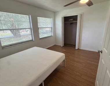 325 Marseille Drive - Photo Thumbnail 3