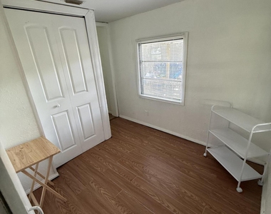 325 Marseille Drive - Photo Thumbnail 8