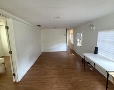 325 Marseille Drive - Photo Thumbnail 9