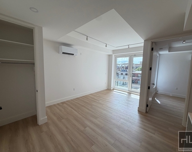 4 Avenue - Photo Thumbnail 2