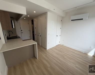 4 Avenue - Photo Thumbnail 1
