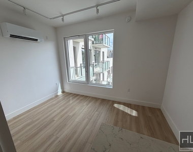 4 Avenue - Photo Thumbnail 2