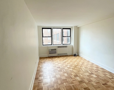 East 79th Street - Photo Thumbnail 5