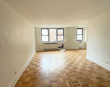 East 79th Street - Photo Thumbnail 3