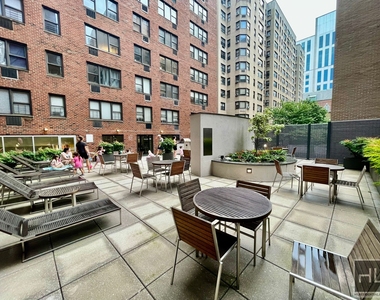 East 79th Street - Photo Thumbnail 15