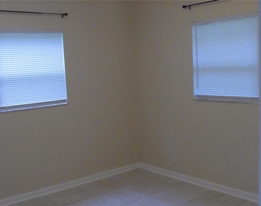 1112 E Winnemissett Avenue - Photo Thumbnail 8