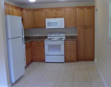 1112 E Winnemissett Avenue - Photo Thumbnail 3