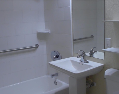 1112 E Winnemissett Avenue - Photo Thumbnail 9