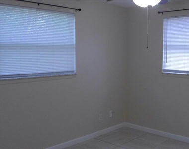 1112 E Winnemissett Avenue - Photo Thumbnail 7
