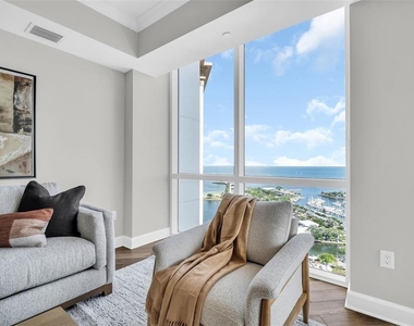 300 Beach Drive Ne - Photo Thumbnail 3