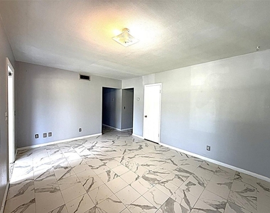 105 Hill Circle - Photo Thumbnail 5
