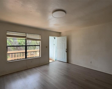2404 Sw 31 Place - Photo Thumbnail 6