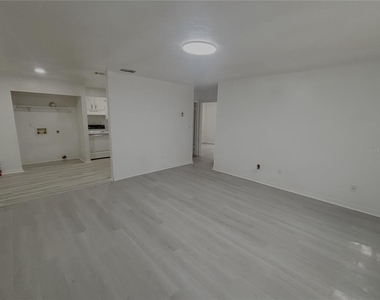 2404 Sw 31 Place - Photo Thumbnail 4