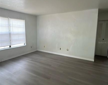 2404 Sw 31 Place - Photo Thumbnail 7