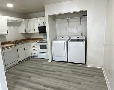 2404 Sw 31 Place - Photo Thumbnail 9