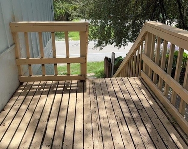 2404 Sw 31 Place - Photo Thumbnail 2