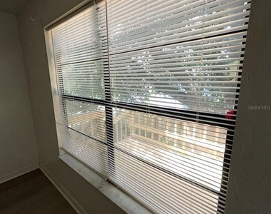 2404 Sw 31 Place - Photo Thumbnail 3