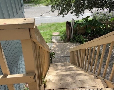 2404 Sw 31 Place - Photo Thumbnail 1